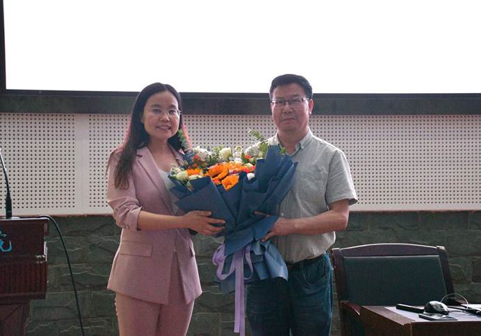 说明:E:\卿\5-5 人文讲坛\2023.6.13英国beat365官方网站入口开展人文讲坛|三星堆文化与文学创作\照片\1.JPG